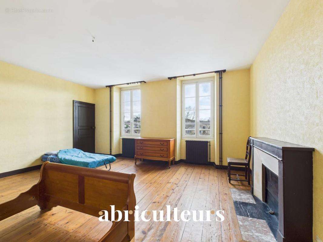 Maison de Maître au coeur du centre ville en vente à Jarnac (16200) - photo 12