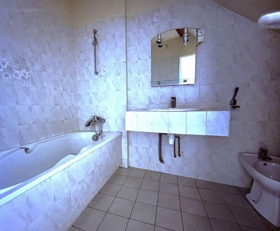 Maison à ENTRAYGUES-SUR-TRUYERE