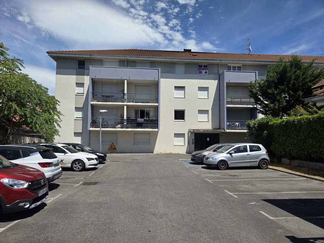 Parking à VILLE-LA-GRAND