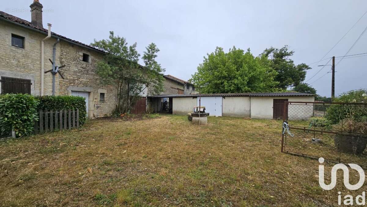 Photo 2 - Maison à LES ADJOTS