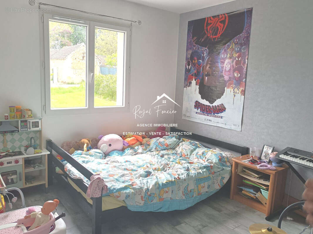 Chambre 1 avec rangements - Maison à VAUX-SUR-VIENNE