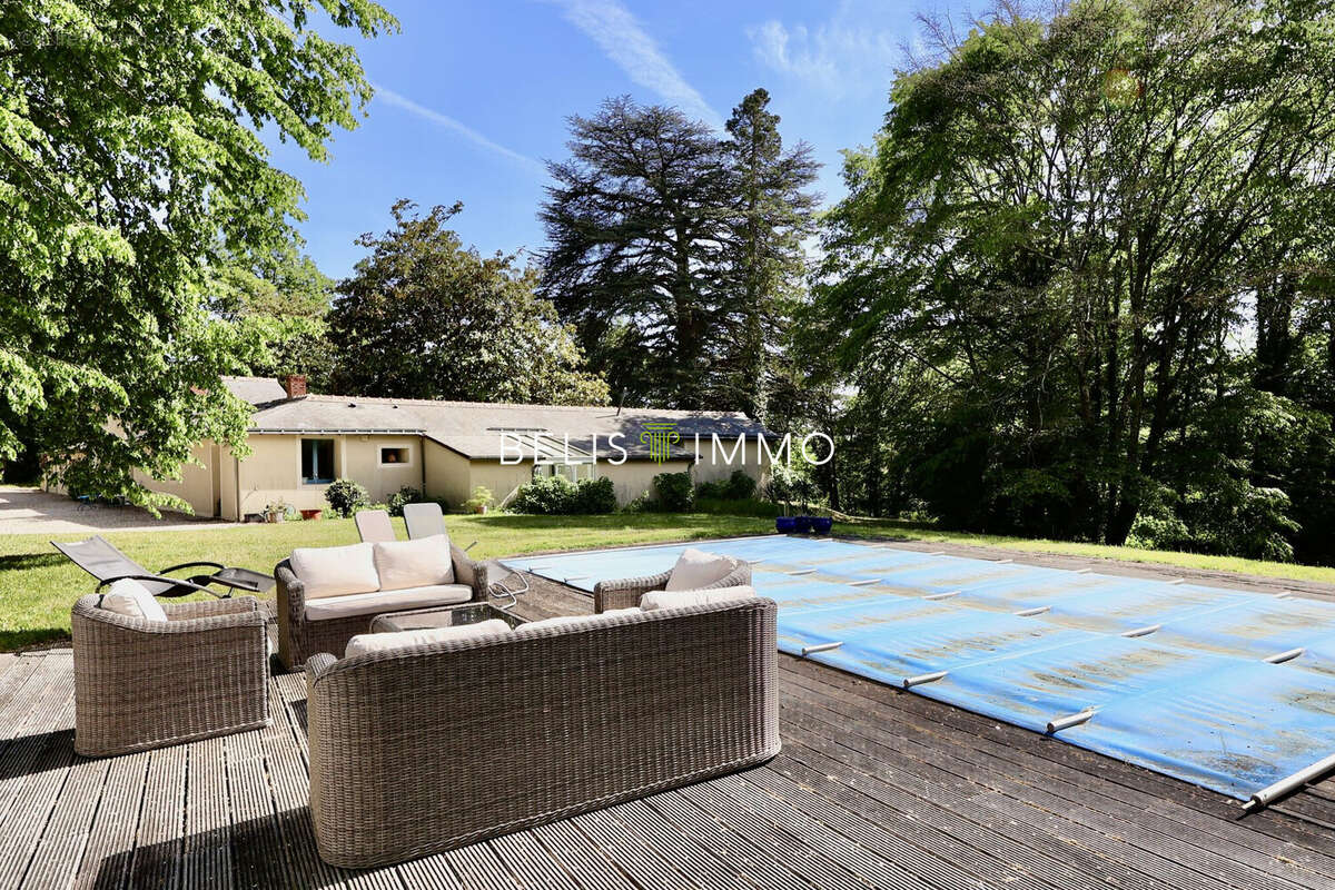 Maison 279 m² à Saint-Epain  - photo 2