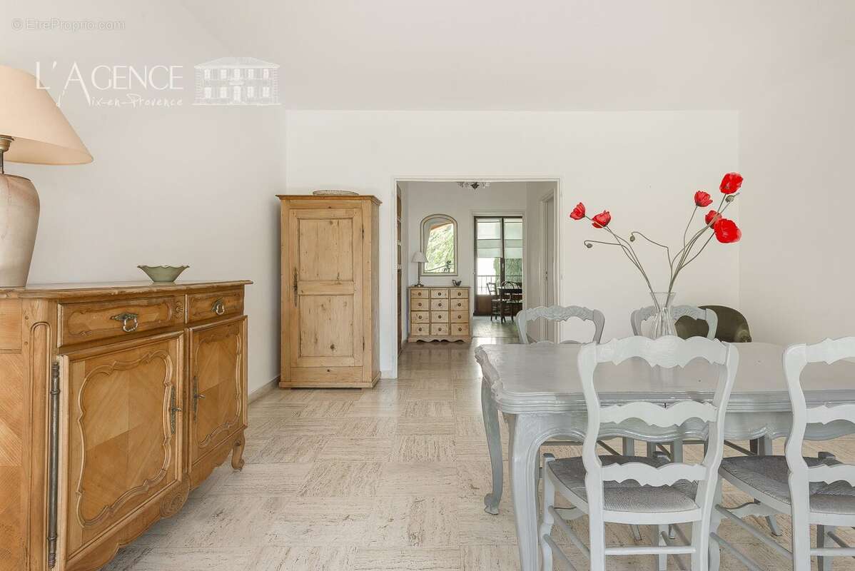 T3 Aix-en-Provence commerces à pied - Appartement à AIX-EN-PROVENCE