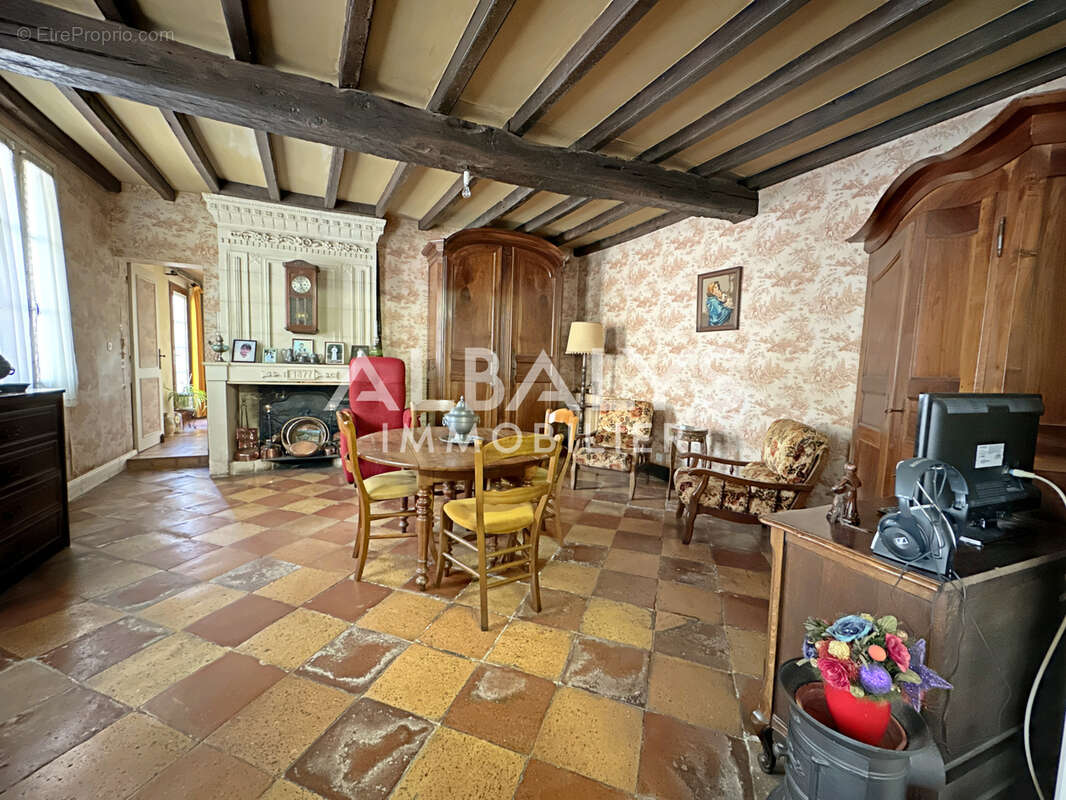 Maison à LES ARTIGUES-DE-LUSSAC