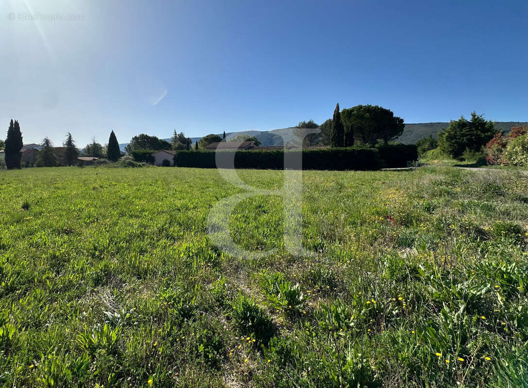 Terrain à MENERBES
