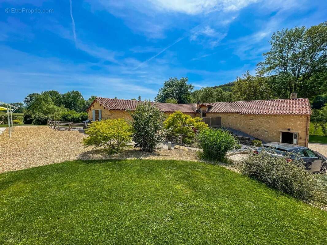 Propriété en pierre de cinq chambres avec piscine d'eau salée et oasis naturelle à Plazac. - photo 18