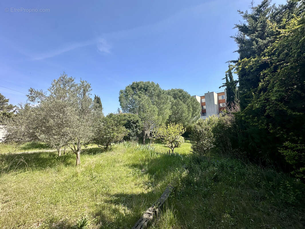 Terrain à CARNOUX-EN-PROVENCE