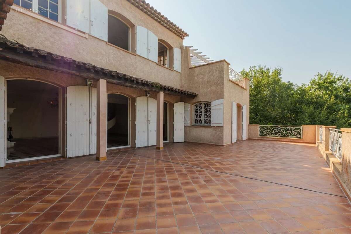 À vendre – Spacieuse villa familiale avec piscine à Saint-Paul de Vence - photo 35