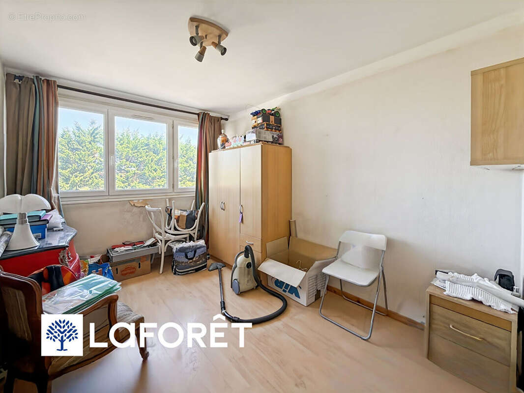 Appartement T4 à vendre à RIS ORANGIS - photo 3
