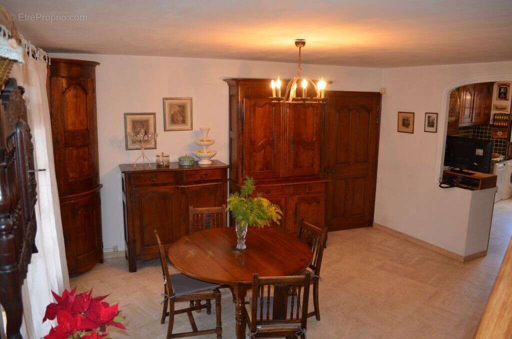 JONQUIERES Maison de village 380 m² avec cour et terrasse - photo 6