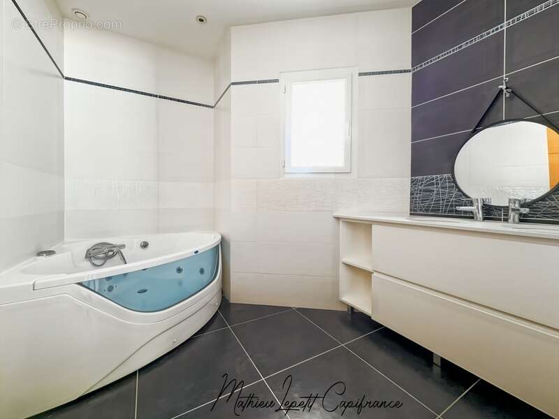 Maison contemporaine de 253 m² avec piscine, garage isolé de 100 m² et terrain de 4 728 m² – CHANCELADE- aucun travaux à prévoir - photo 10