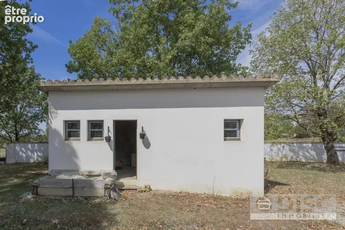 Vaste propriété de plus de 500 m² avec jardin clos et nombreuses possibilités. - photo 24