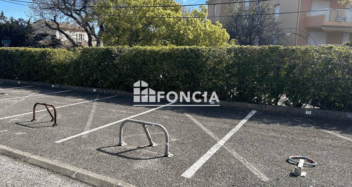 Parking à BORMES-LES-MIMOSAS