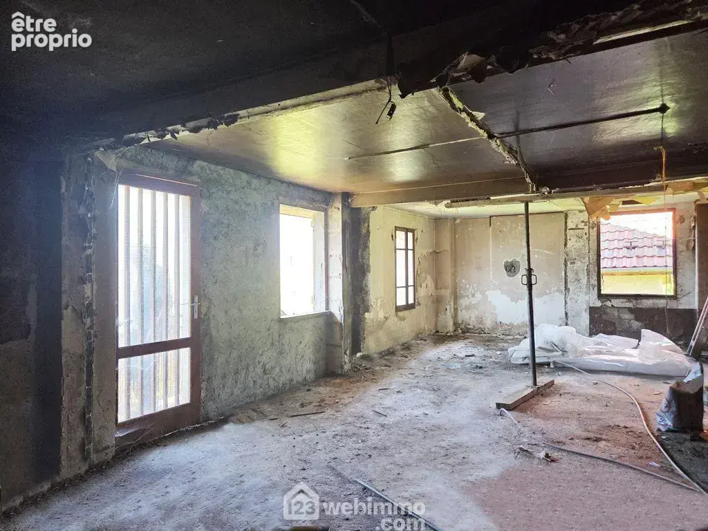 Au premier étage, on retrouve un plateau à aménager de 55m²,