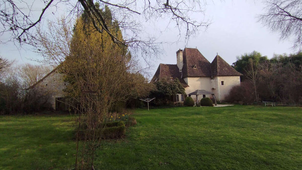 Maison à AZAY-LE-FERRON