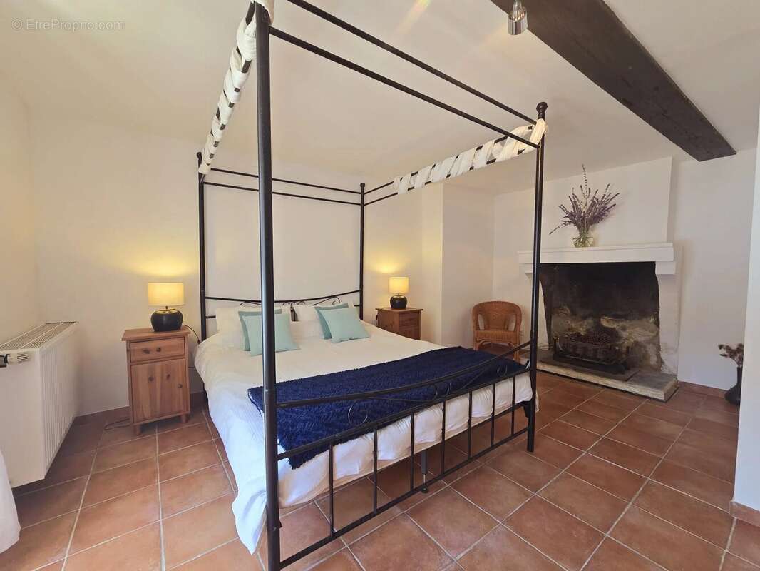 Charmante propriété en pierre avec un potentiel d'investissement avec une piscine - photo 11