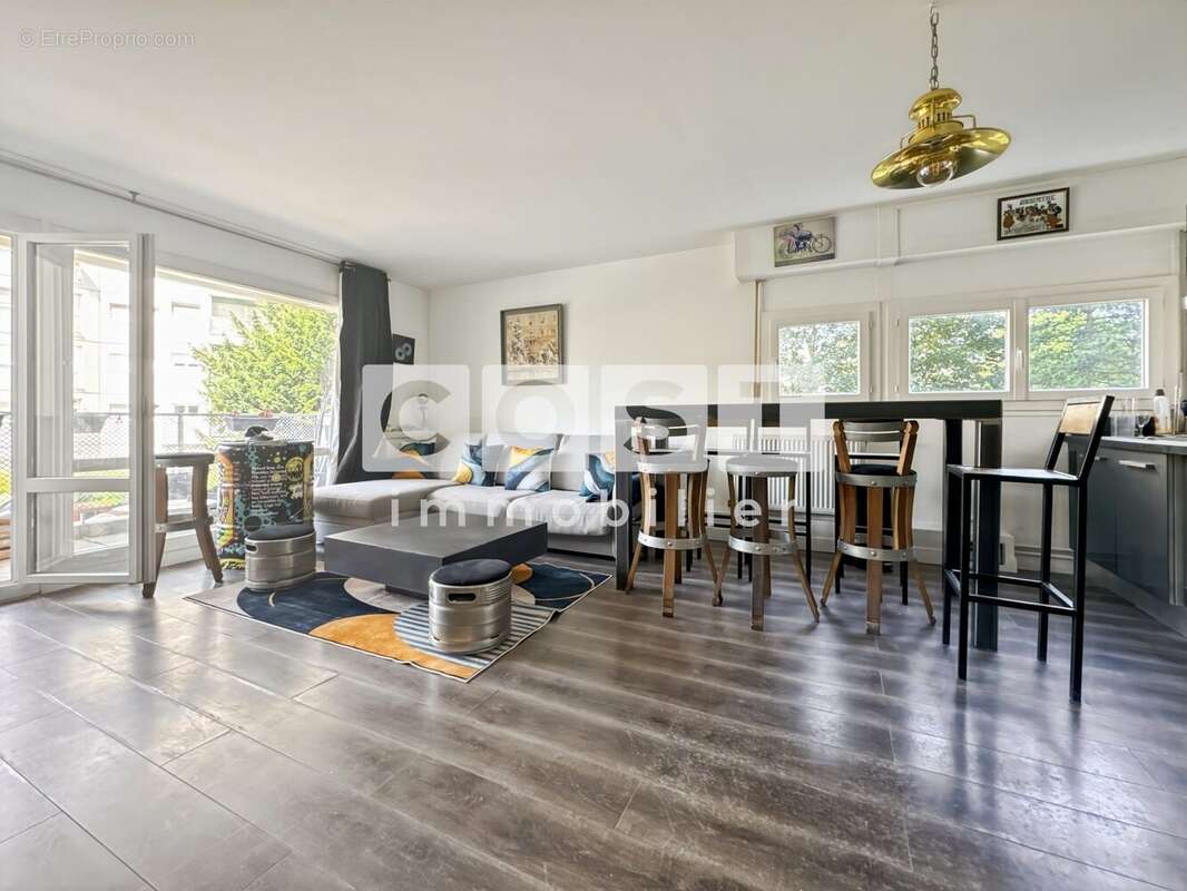 Appartement à COURBEVOIE