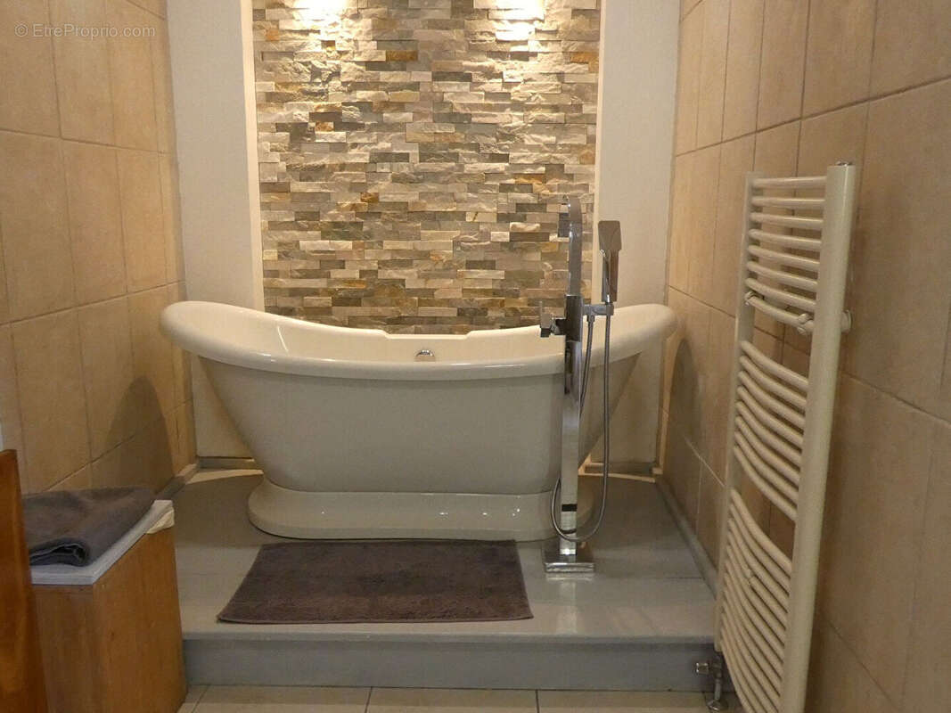 Maison à SAINT-QUENTIN-LES-CHARDONNETS