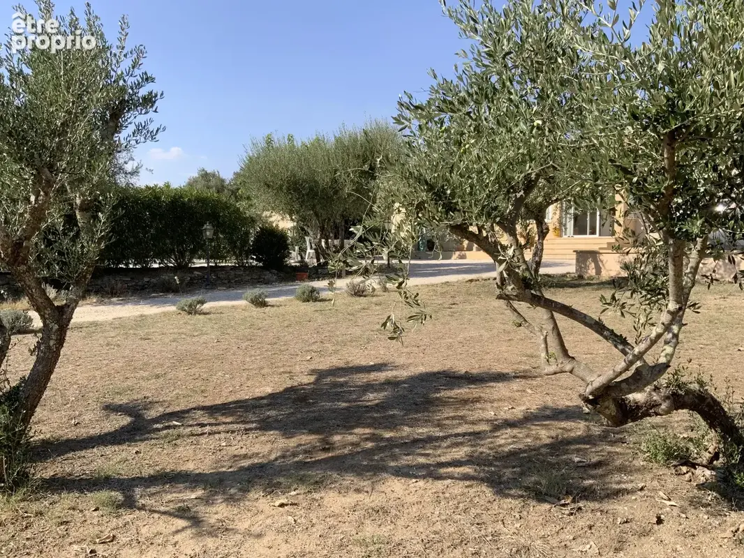 Uzès, Villa de plain pied sur terrain arboré avec piscine. - photo 21