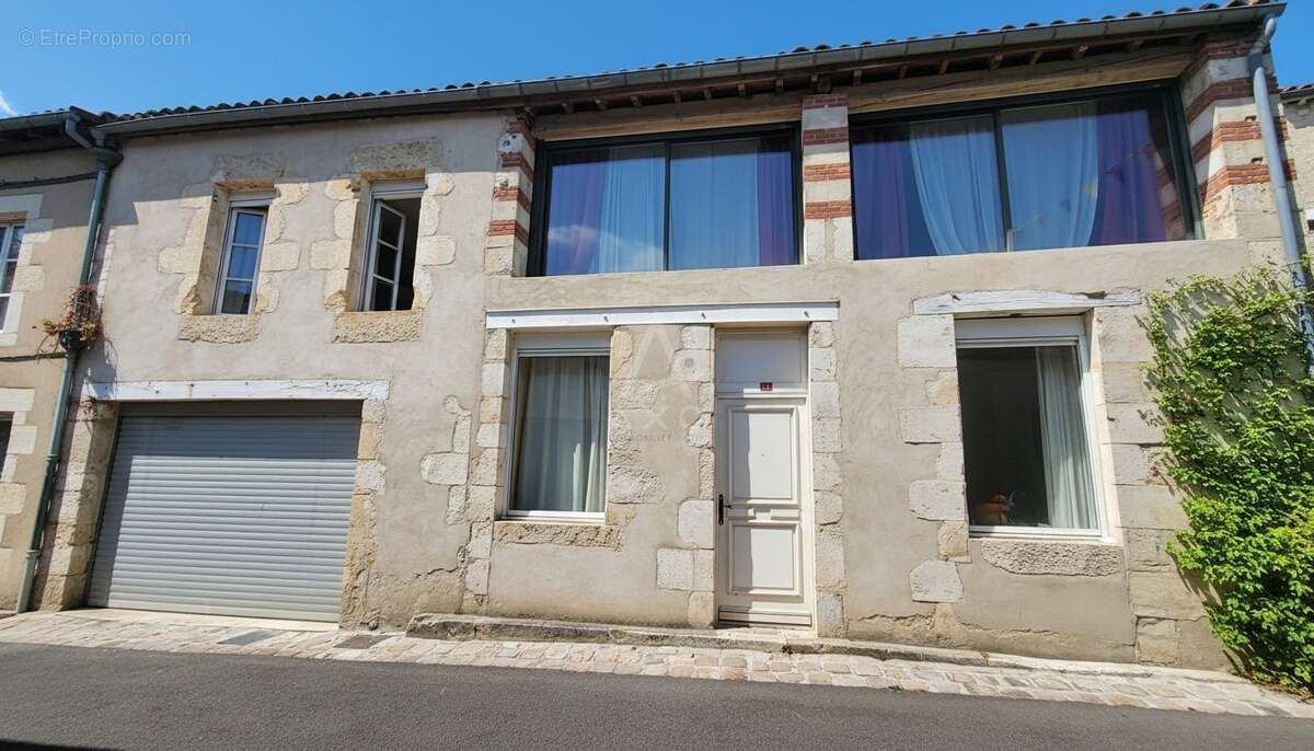 Maison de ville de 312 m² au cur de Roquefort avec jardin, piscine et garage - photo 2