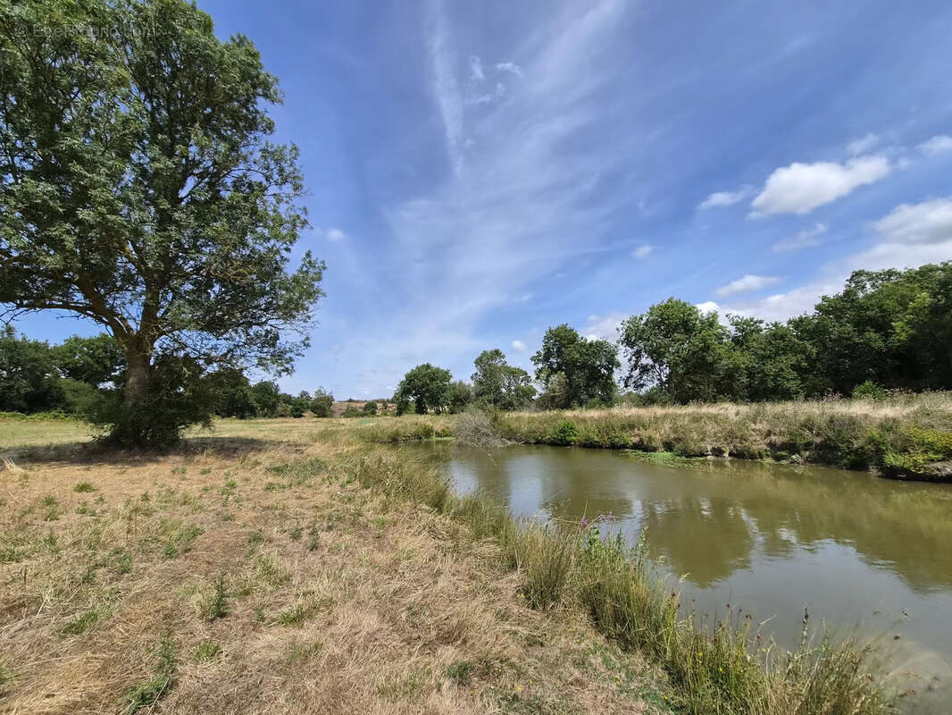 Givrand à 5mn des plages et des centres villes, terrain de loisir longeant la rivière avec étang - photo 2