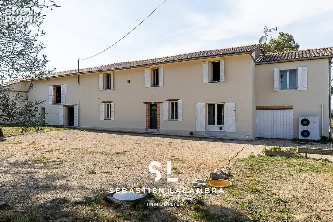Corps de ferme du XVIIIe siècle rénové   160 m2 habitables, nombreuses dépendances et remarquable potentiel - photo 4