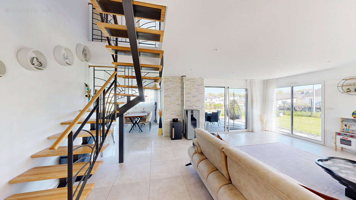 Maison à SERRE-LES-SAPINS