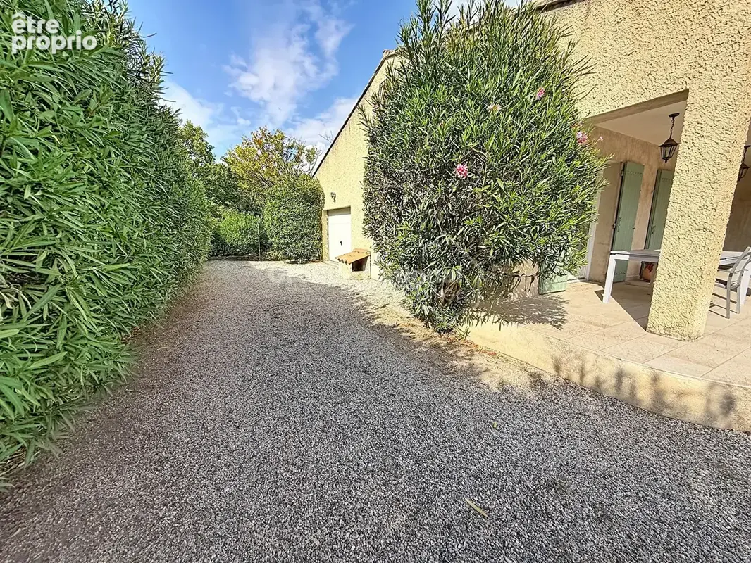 Maison familiale de plain-pied avec garage sur terrain de 802 m² - photo 9