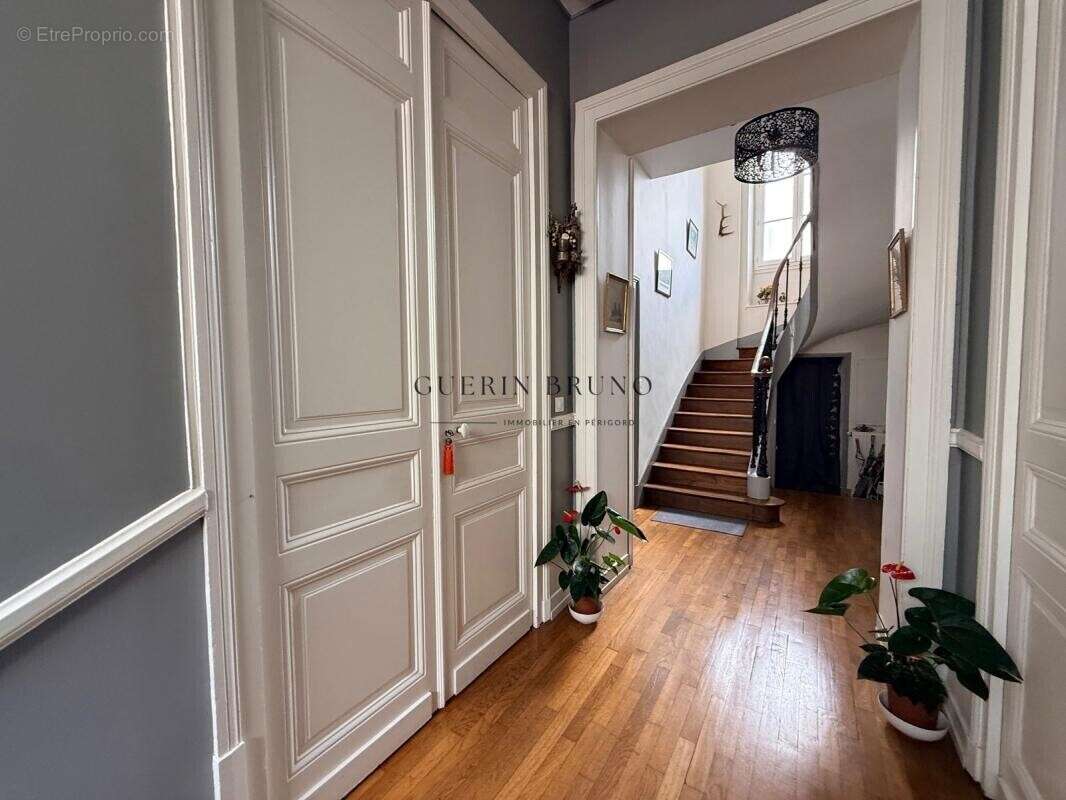 Élégante maison de caractère avec jardin et garage en cœur d - photo 8