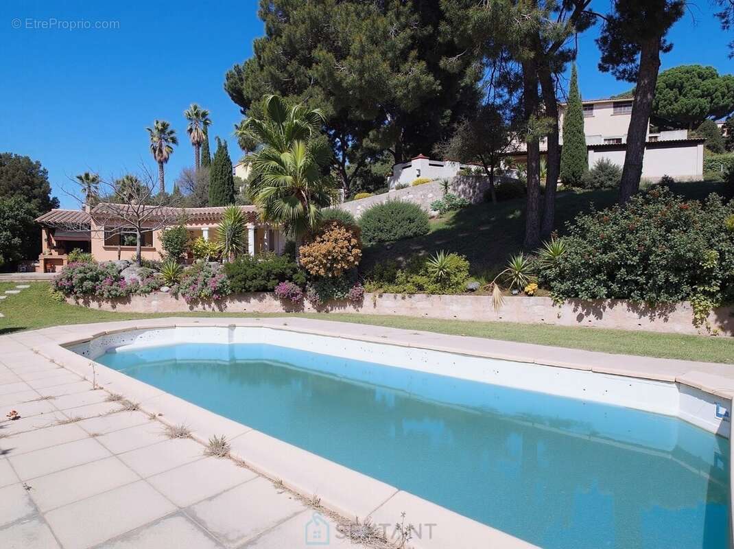 Maison à SAINT-MITRE-LES-REMPARTS