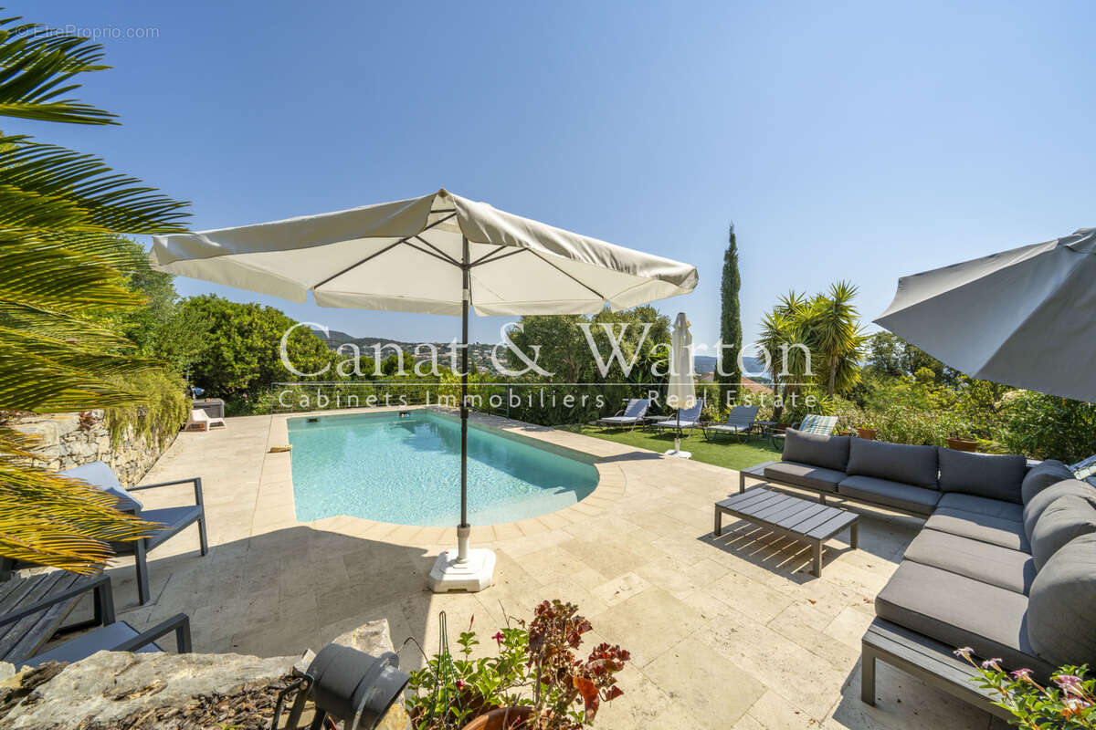 Vue panoramique sur la baie de cavalaire: villa rénovée avec piscine - photo 11