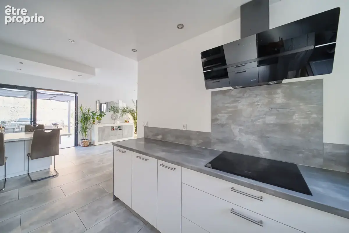 Découvrez cette maison récente de 150m² avec piscine. - photo 9