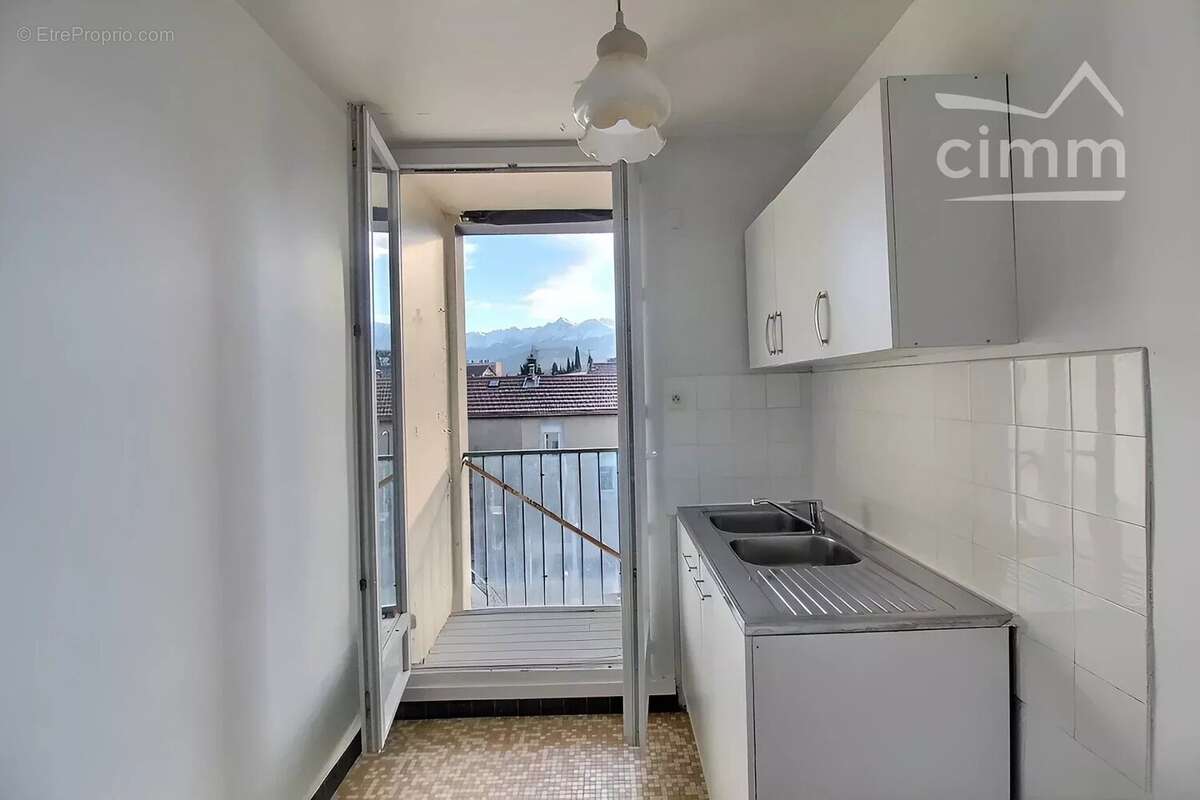 A VENDRE - T2 avec balcon, cave et ascenseur - photo 8