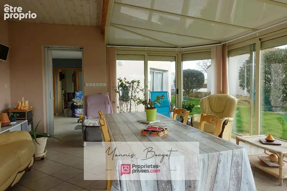 Maison plain-pied - 155 m² - Jardin - Garages et dépendances - photo 8