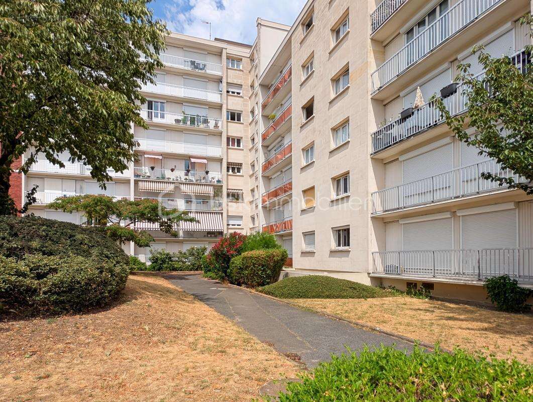 Grand studio avec parking balcon et cave a 10 minutes de la gare rer a et e val de fontenay - photo 10