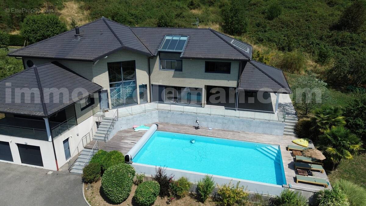 Magnifique_maison_architeque_individuelle_vetraz_monthoux_calme_frontiere_suisse_geneve_proche_ecole_bus_ceva_salon_sejour_cuisine_terrain_terrasse_jardin_piscine - Maison à VETRAZ-MONTHOUX