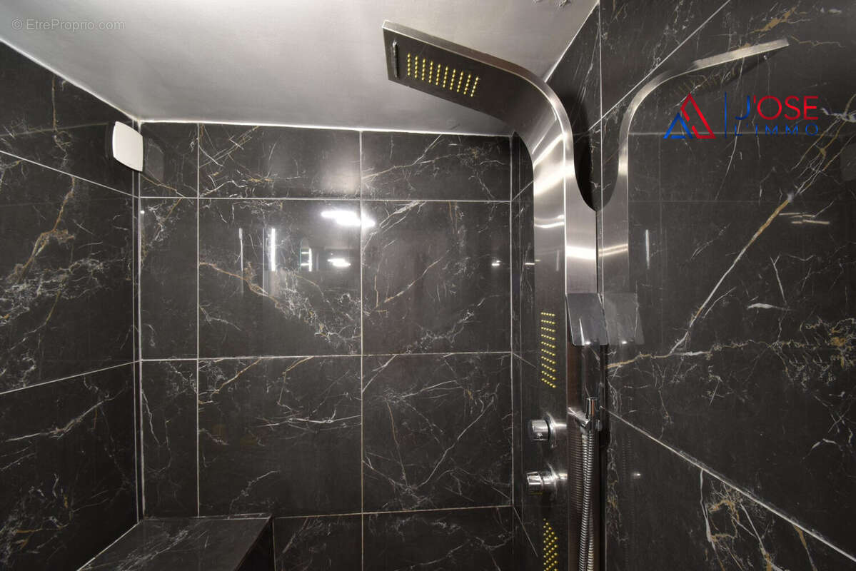 Salle d'eau contemporaine avec douche à l'italienne - Maison à MARSEILLE-14E