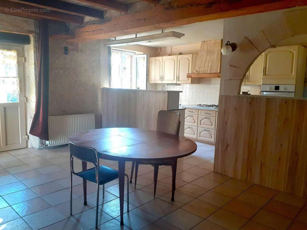   - Maison à SAINT-MARTIN-DE-SANZAY