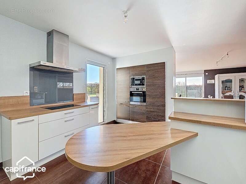 Maison de plain-pied 121 m² – 3 chambres – 3 garages (87m²) – terrain clos 1 454 m² – Boussais (79) proche Airvault - photo 3