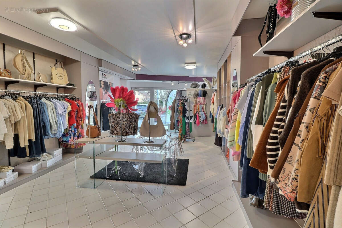 Commerce 63 m² à Douvaine  - photo 3