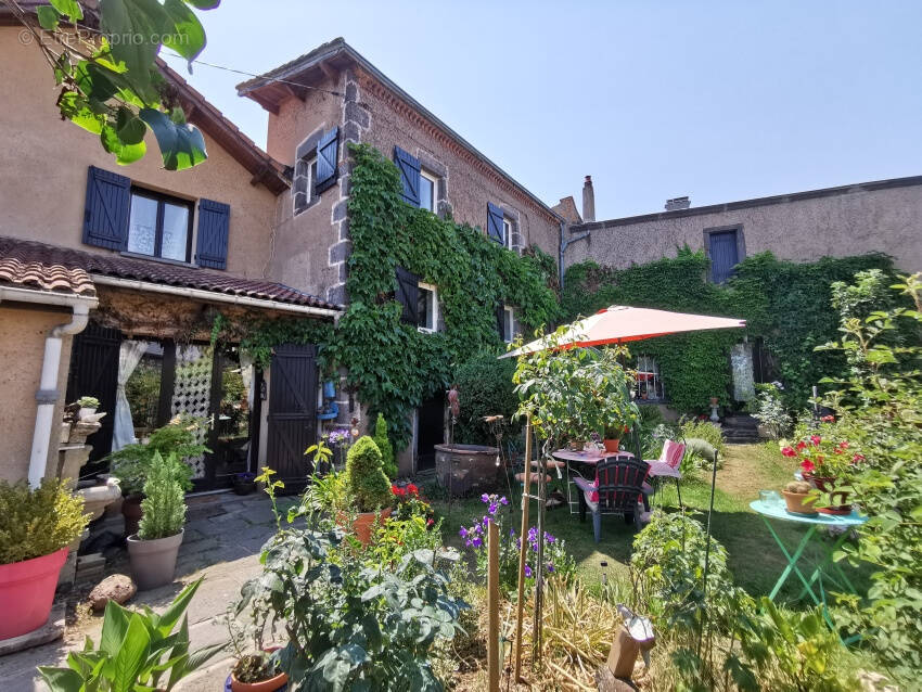 Maison à CHARBONNIERES-LES-VARENNES