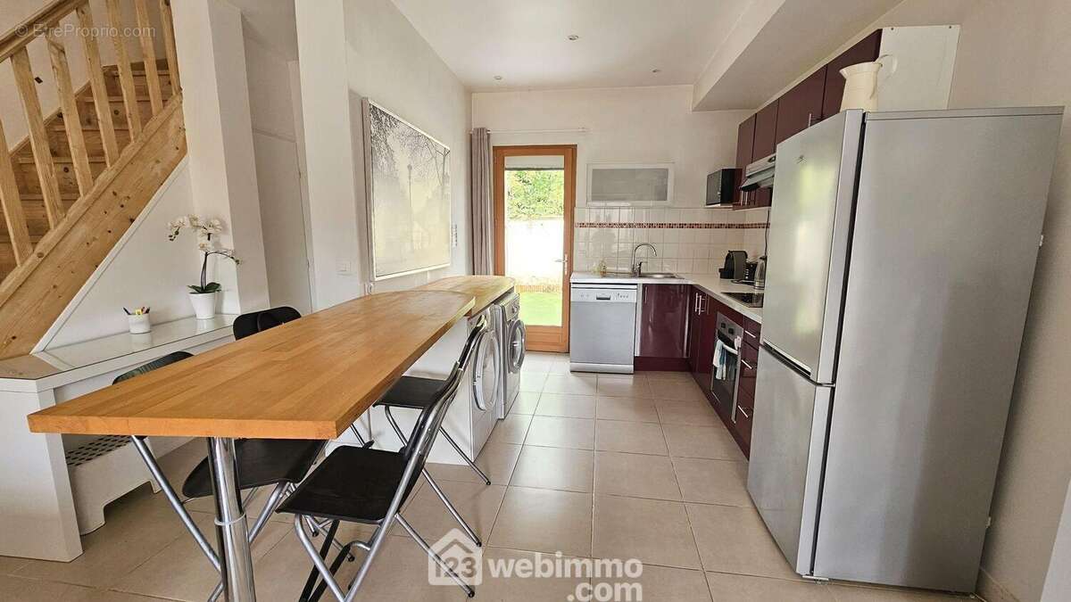 Une cuisine toute équipée de 7 m² très fonctionnelle.