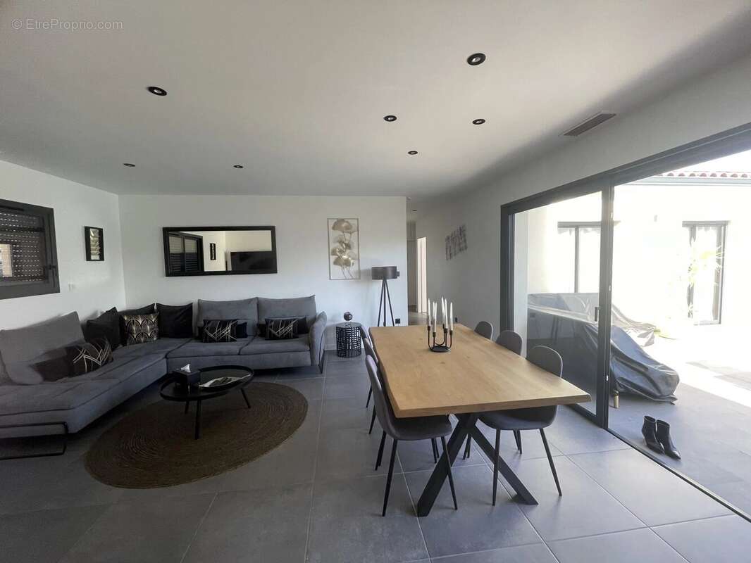 Maison à PINS-JUSTARET