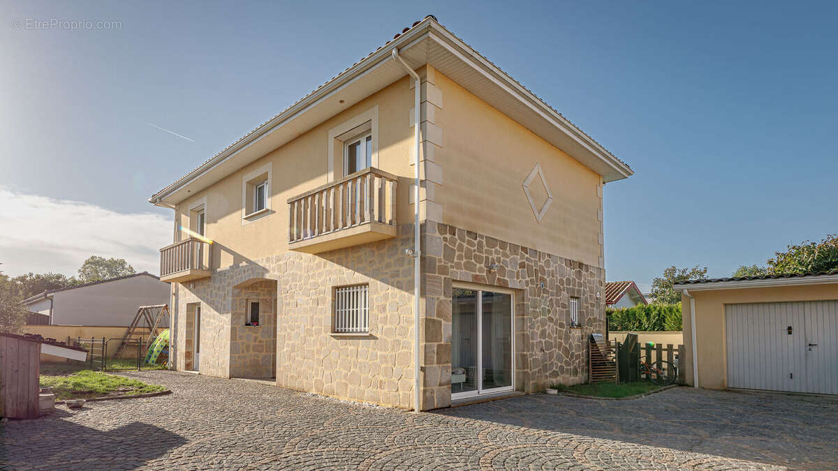 Maison à AMBARES-ET-LAGRAVE