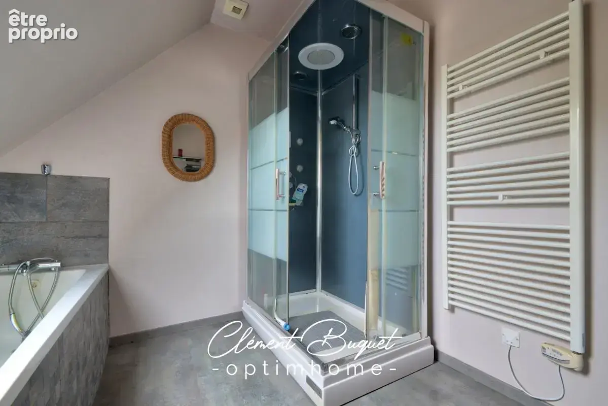  LE FAVRIL – Le confort d’une maison récente, le charme d’un grand jardin !  - photo 11