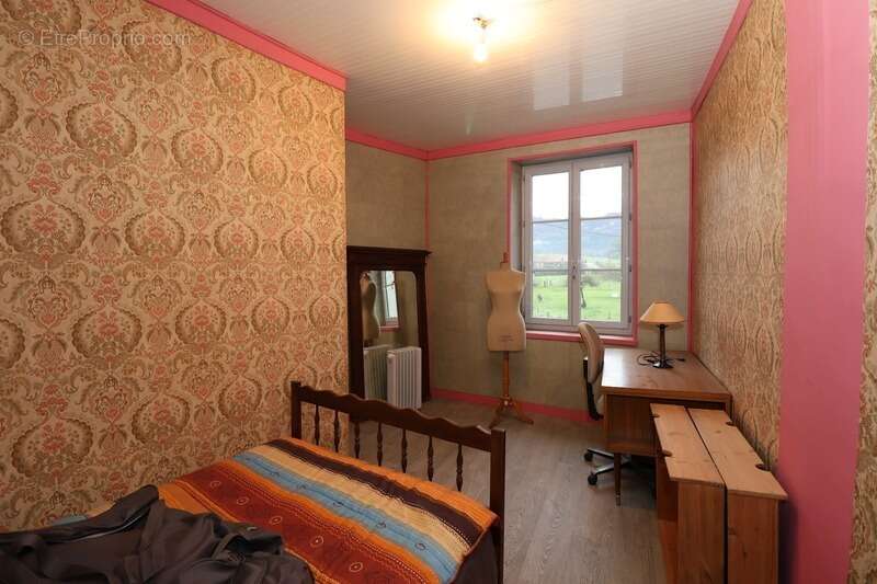 Maison à SAINT-HYMETIERE