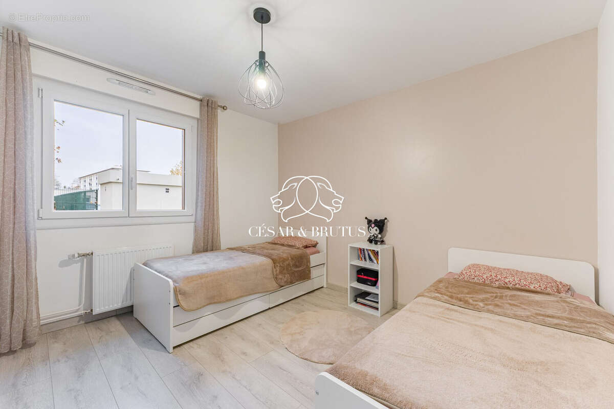 CHAMBRE 2 - Appartement à VENISSIEUX