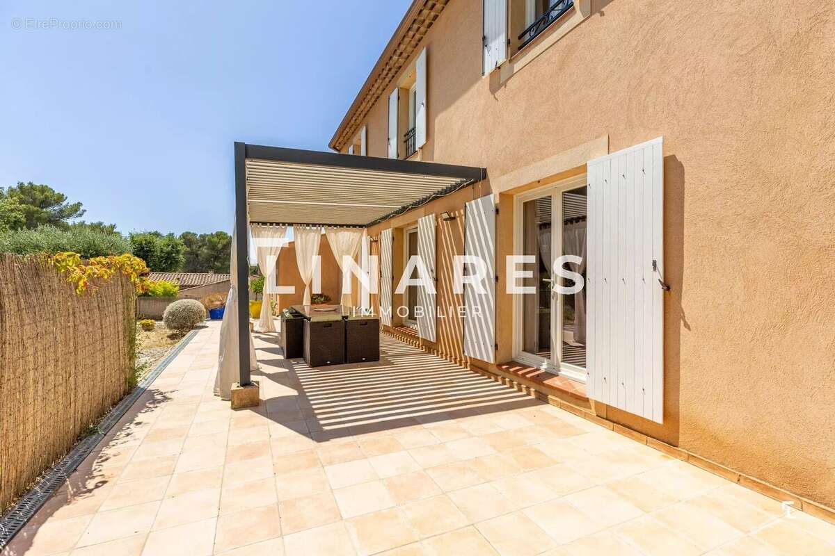 ÉVIDENCE- Maison T6 de 180m2 - Piscine - Terrain de 1000m2 - Garage - 13720 BELCODENE - photo 4