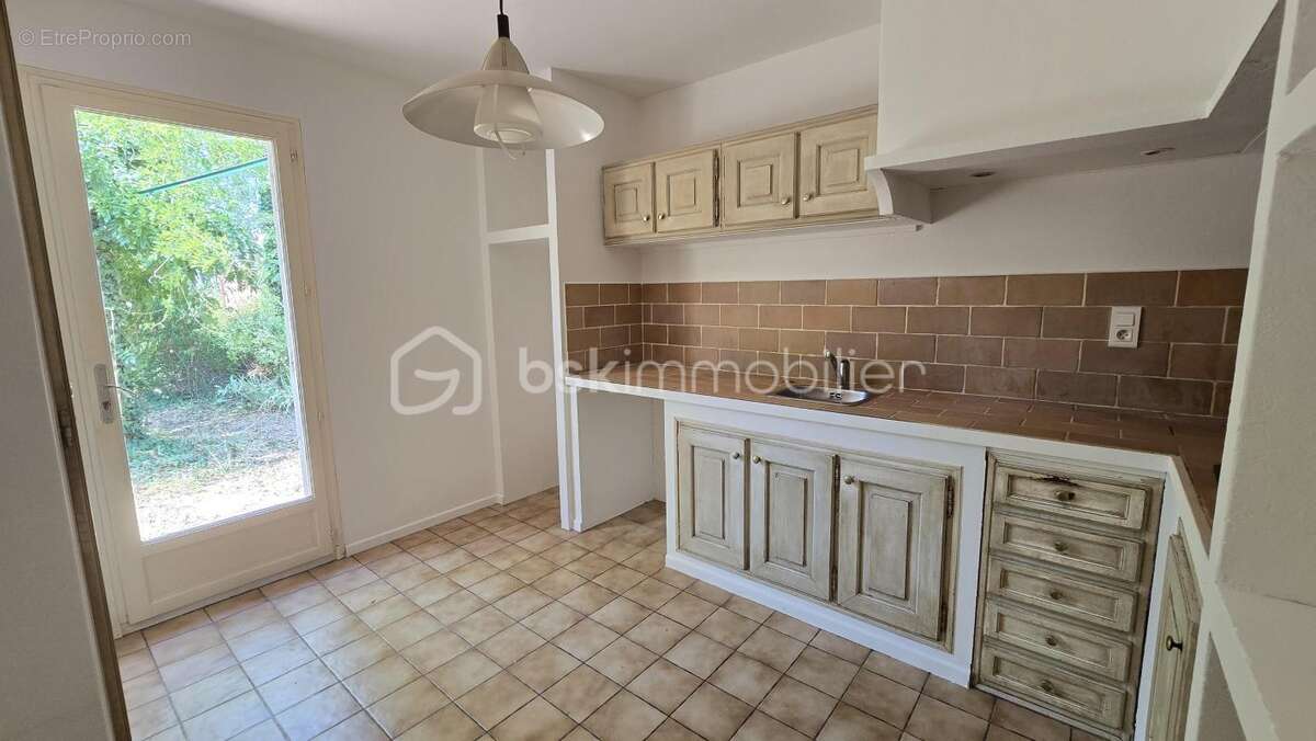 Lauris – Villa  de plain-pied avec dépendance indépendante et jardin - photo 4