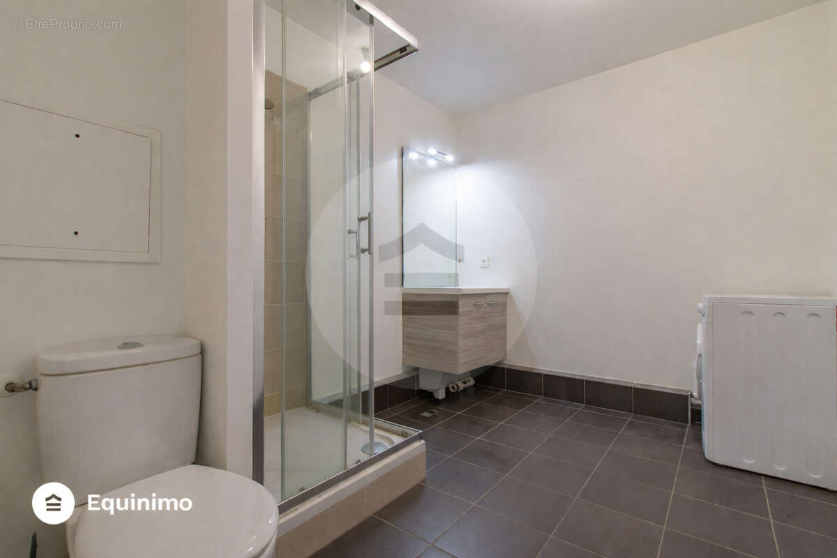 Studio de 36m2, en très bon état général, situé Place des Carrés Saint-Louis - photo 4